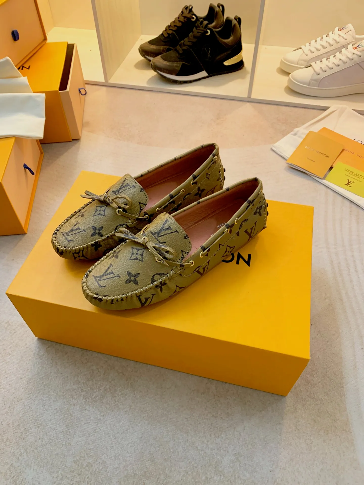 p460💰Couple model❤️🇫🇷 𝙇𝙤𝙪𝙞𝙨 𝙑𝙪𝙞𝙩𝙩𝙤𝙣 🇫🇷Louis Vuitton 2023 Classic𝓛𝓿 𝓣𝓻𝓪𝓲𝓷𝓮𝓻 Sports Series ➪➪➪¯ [Arizona Doudou Shoes Series] ▪️▪️▪️Arizona slip-on shoes are made of Monogram Eclipse canvas. Its hand-painted and dyed edges and hand-sewn uppers fully demonstrate Louis Vuitton's traditional shoemaking craftsmanship. This slip-on shoe is very lightweight. The integrated tongue and upper make it particularly comfortable and flexible. The soft outsole is equipped with rubber padding. Decorated with matching sash. Detailed features: ☑️Monogram Eclipse canvas ☑️Black Eclipse pattern ☑️Hand-painted shoe edges ☑️Hand-sewn uppers (each pair takes time to process) ☑️Integrated tongue and upper construction ☑️Outsole equipped with rubber lining ☑️size: 35_46